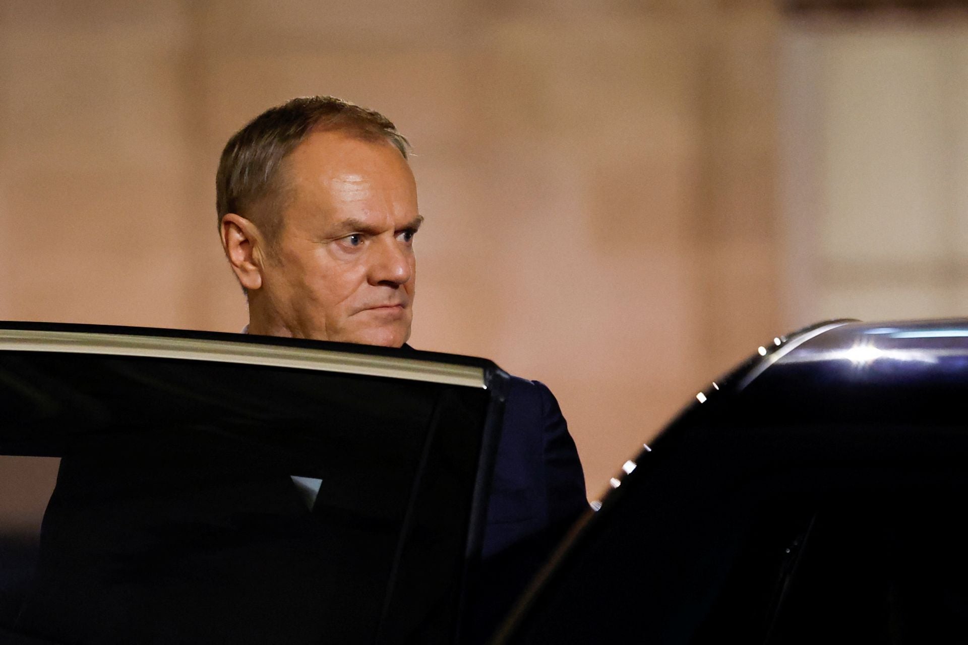 El primer ministro de Polonia, Donald Tusk, se marcha tras una reunión con líderes europeos