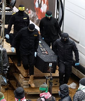 Imagen secundaria 2 - Hamás entrega los cuerpos a la Cruz Roja