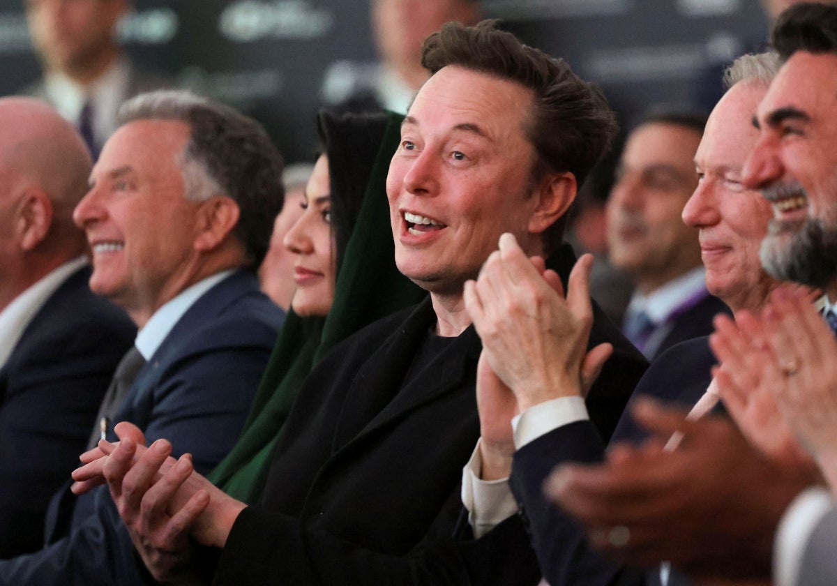 EMusk aplaude mientras Trump habla durante una Cumbre de inversión saudí en Miami