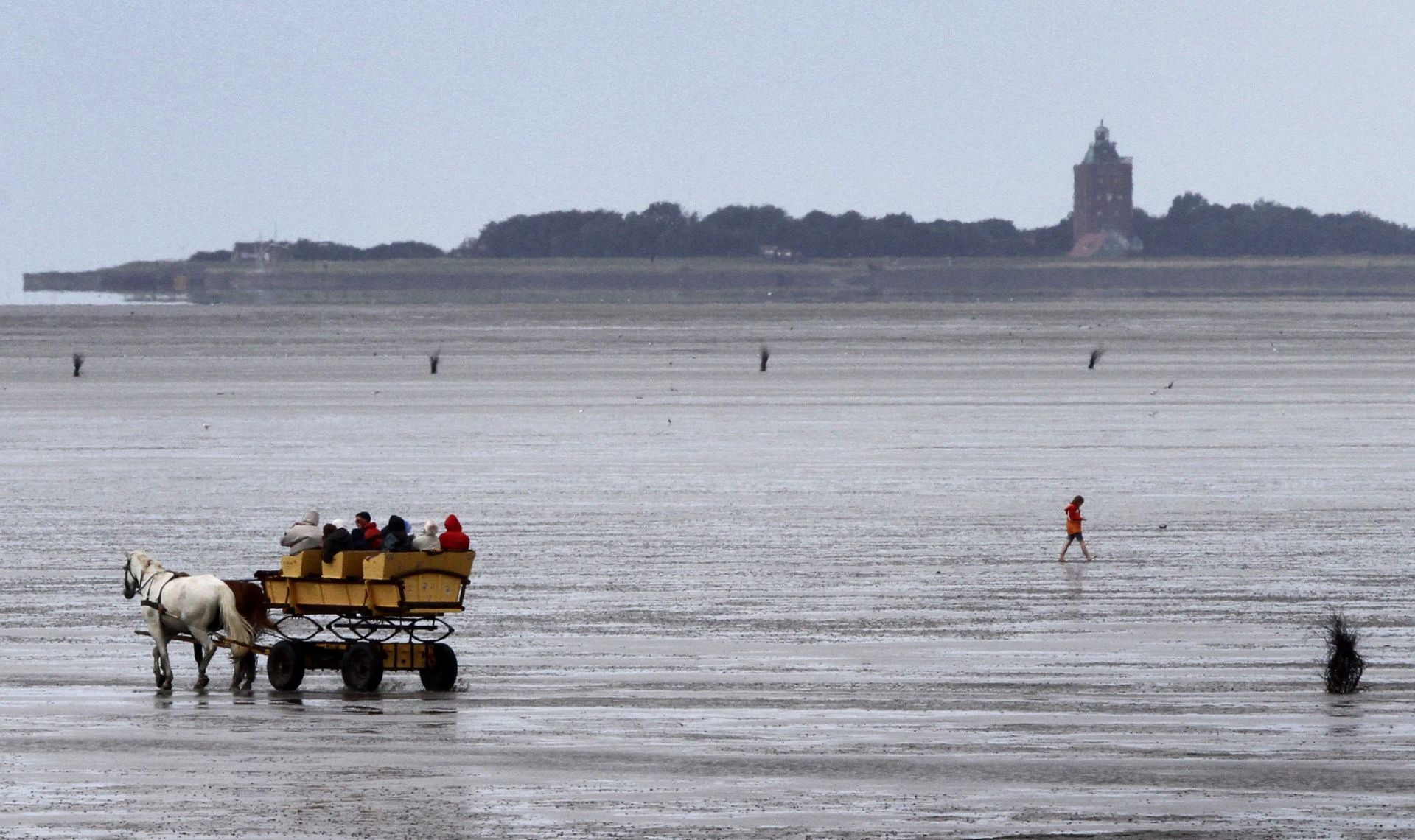 A Neuwerk, en medio del Parque Nacional del mar de Frisia, solo se puede llegar en barco o, con la marea baja, en carreta de marismas, por lo que ha ubicación garantiza el aislamiento