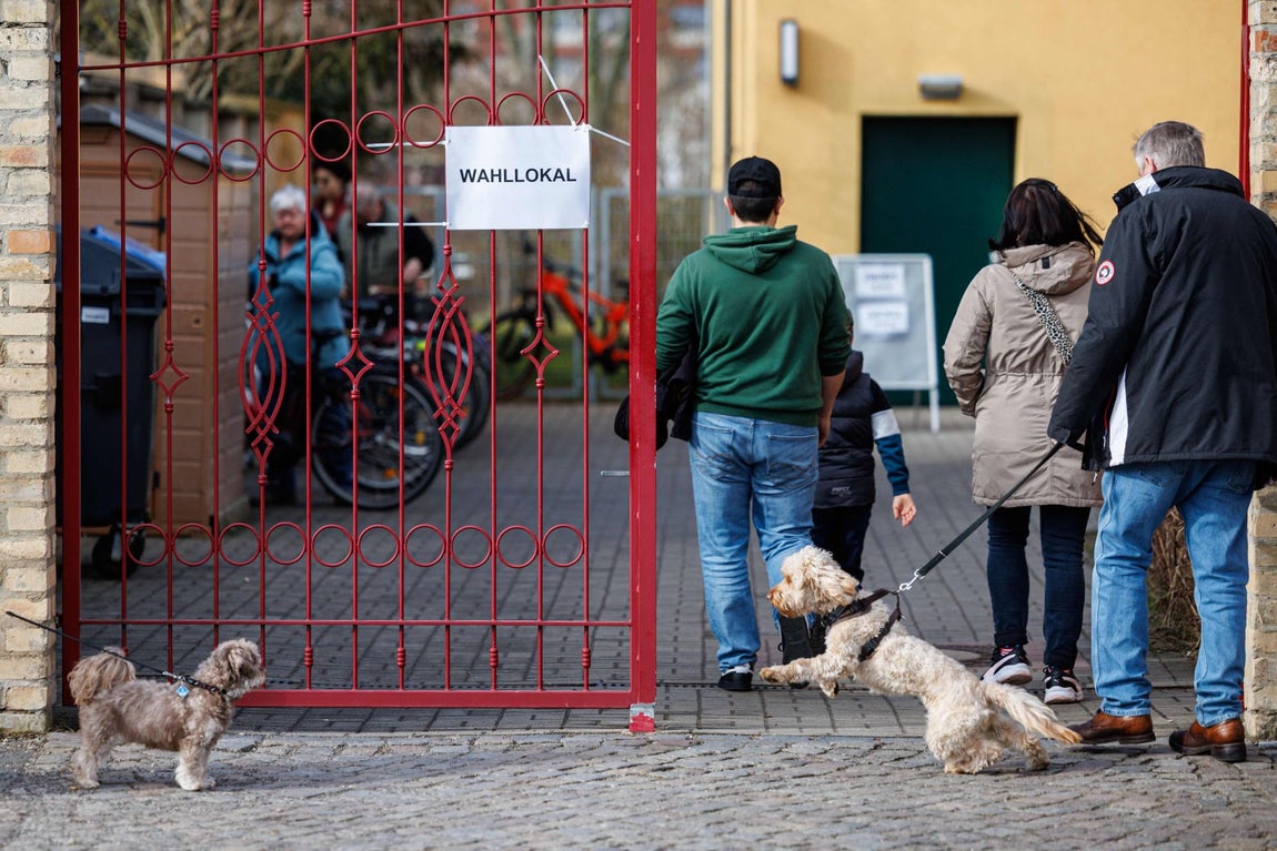 Varias personas entran a votar a un colegio electoral en la ciudad de Halle
