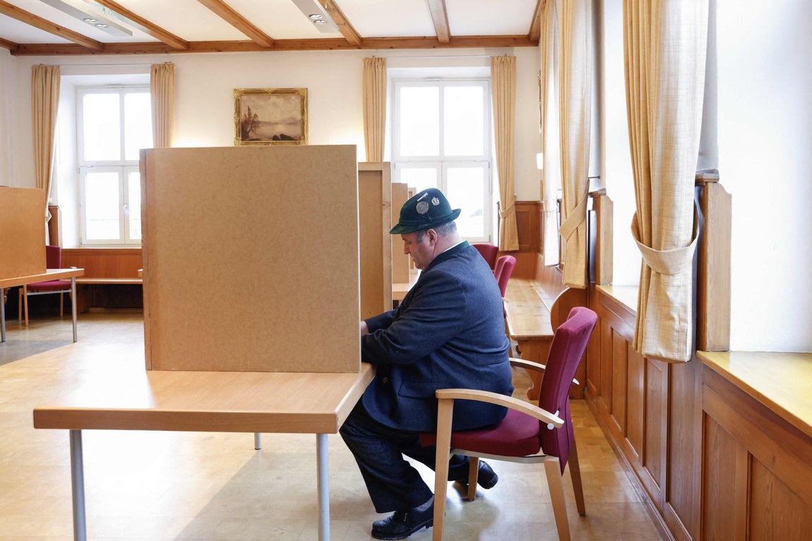 Un hombre votando en un colegio electoral de Kochel