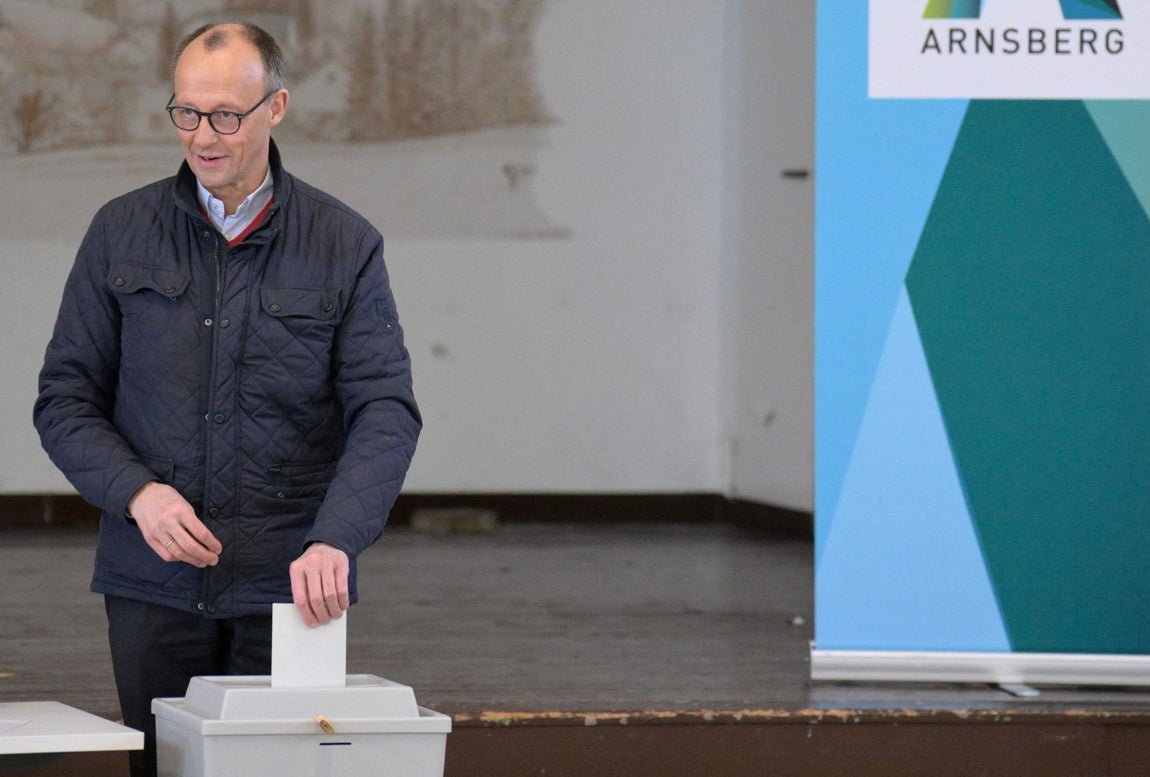 El candidato de la CDU, Friedrich Merz, votando en un colegio electoral de Arnsberg