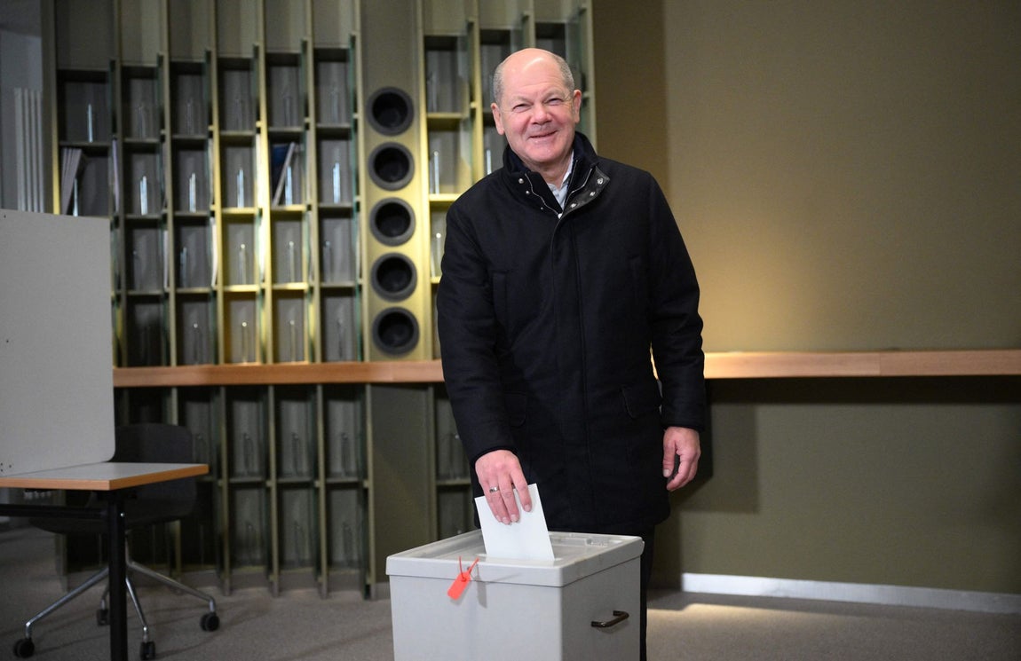 El canciller alemán y candidato a las elecciones por el SPD, Olaf Scholz, votando en un colegio electoral de Potsdam