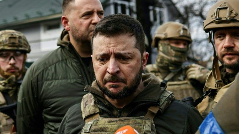 Zelesnki habla a la prensa después de visitar Bucha, donde el ejército ruso cometió una masacre