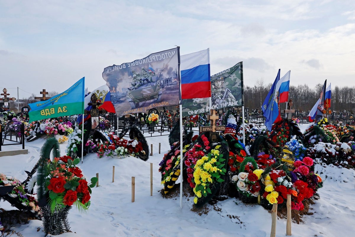 Banderas ondean sobre las tumbas de soldados rusos en un cementerio de la región de Yaroslavl
