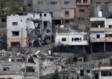 Imagen secundaria 1 - El Ejército de Israel avanza con maquinaria pesada por el campamento de refugiados de Yenín y destruye casas en la Cisjordania ocupada