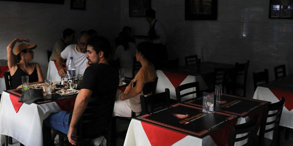 Apagón masivo deja a Chile sin electricidad en medio de ola de calor histórico