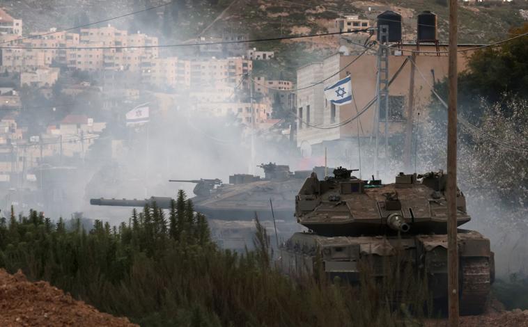 Imagen principal - El Ejército de Israel avanza con maquinaria pesada por el campamento de refugiados de Yenín y destruye casas en la Cisjordania ocupada