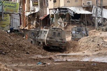 Israel arrasa con tanques y excavadoras el campo de refugiados de Yenín, en Cisjordania