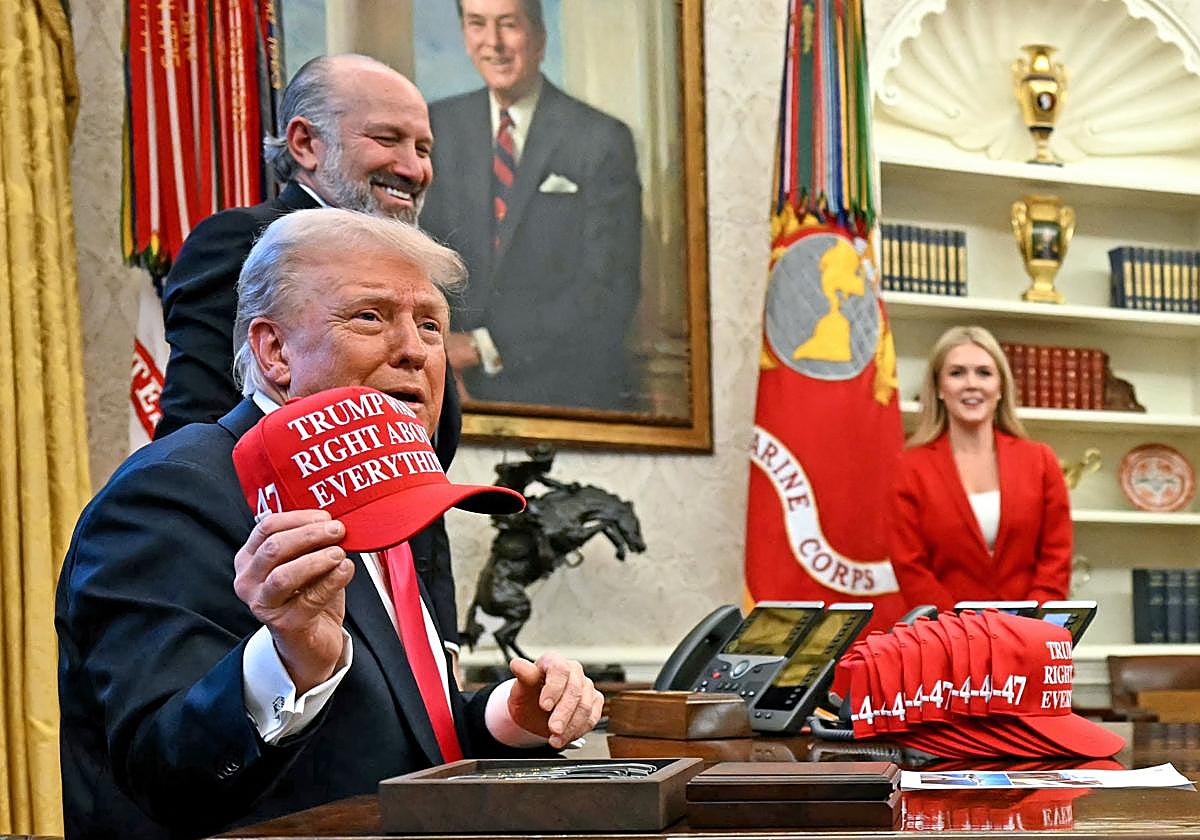 El presidente de EE.UU., en el Despacho Oval, sostiene una gorra que dice 'Trump tenía razón sobre todo'