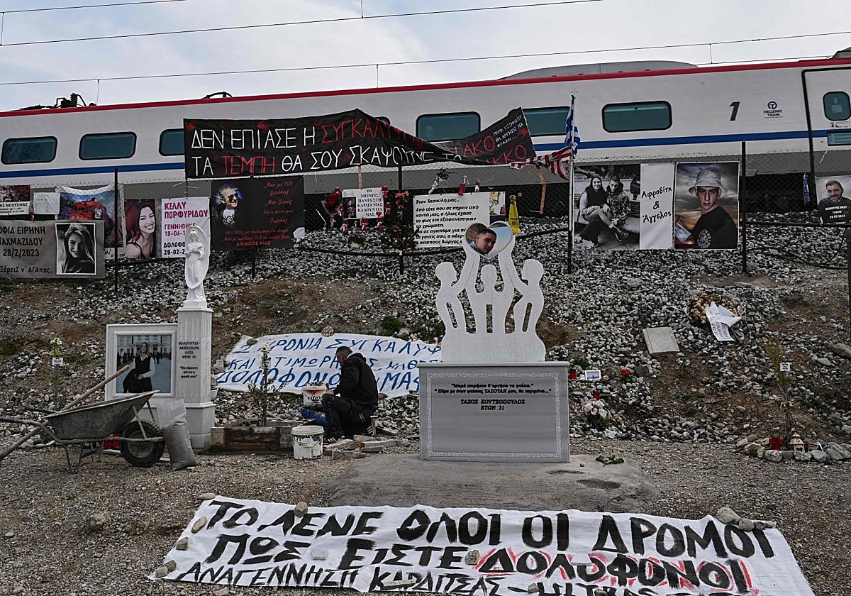 Memorial a las víctimas en el lugar que ocurrió el accidente