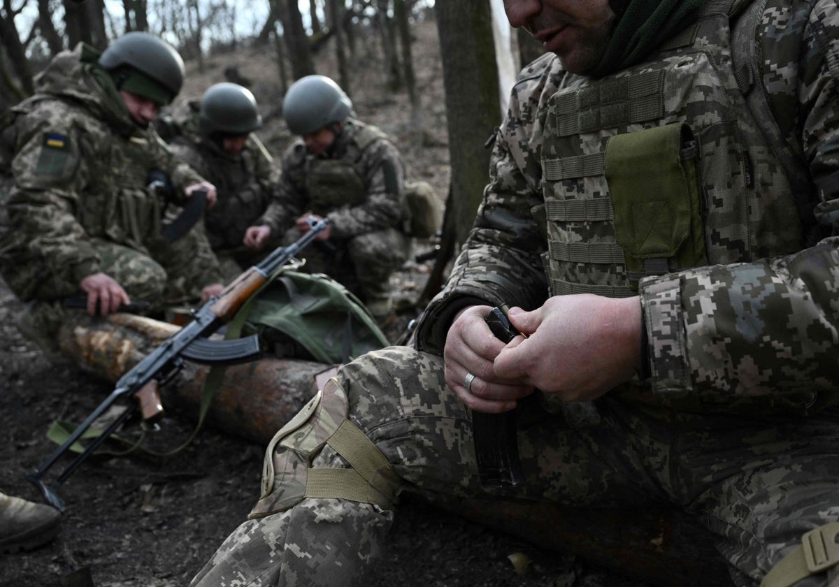 Los militares recién reclutados de la 59.ª brigada de las Fuerzas Armadas de Ucrania participan en un entrenamiento táctico