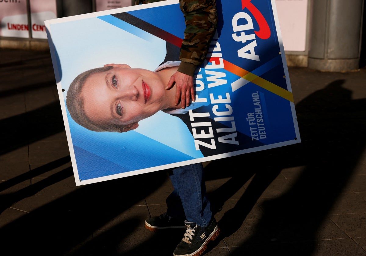 Un joven porta una pancarta de Alice Weidel (de la AfD) en Berlín