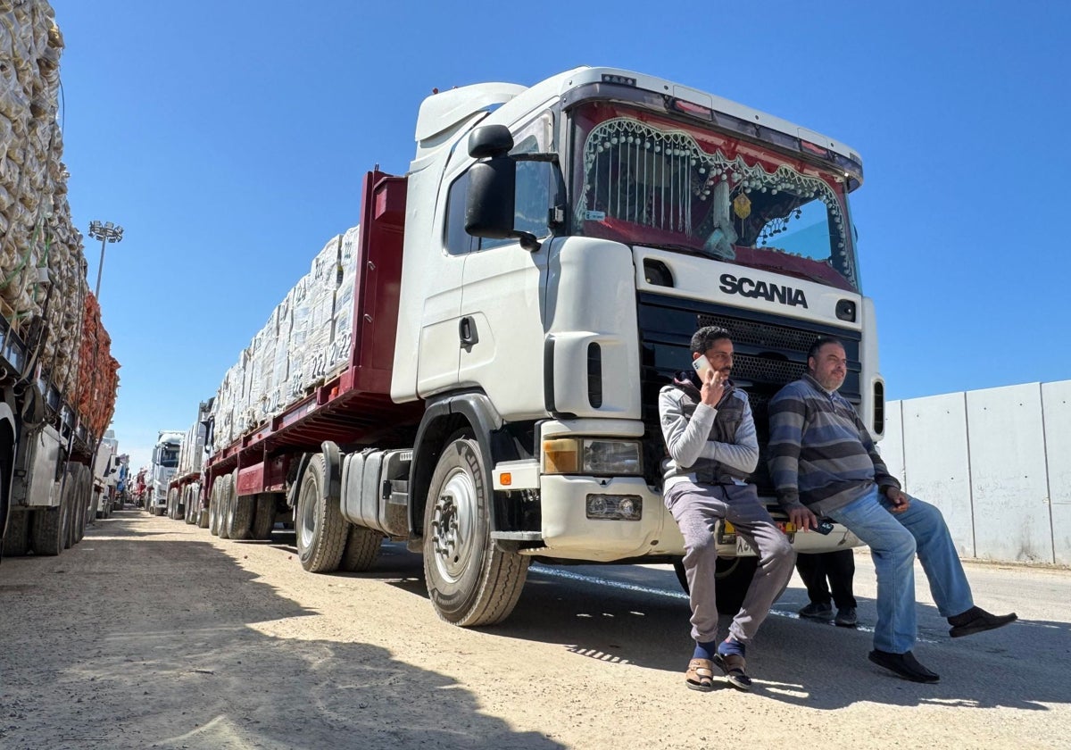 Camiones con ayuda humanitaria se alinean en el lado egipcio del cruce fronterizo de Rafah con la Franja de Gaza el 2 de marzo de 2025, después de que Israel suspendiera la entrada de suministros al enclave palestino