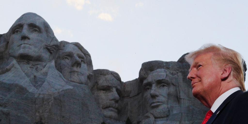 De esculpir su cara en el monte Rushmore a un día festivo en su honor: la loca carrera por adular a Trump