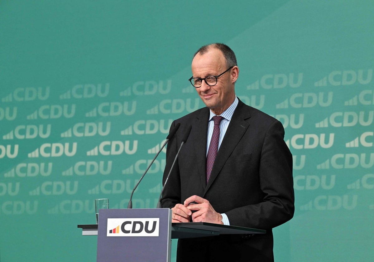 El líder de la CDU y principal candidato a canciller, Friedrich Merz, reacciona durante una conferencia de prensa