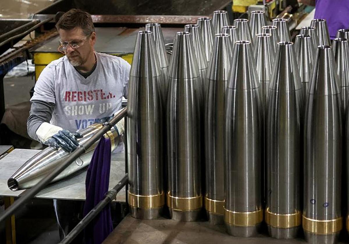 Un trabajador examina un proyectil de artillería de 155 mm en la Planta de Municiones del Ejército de Scranton en Scranton, Pensilvania (Estados Unidos)