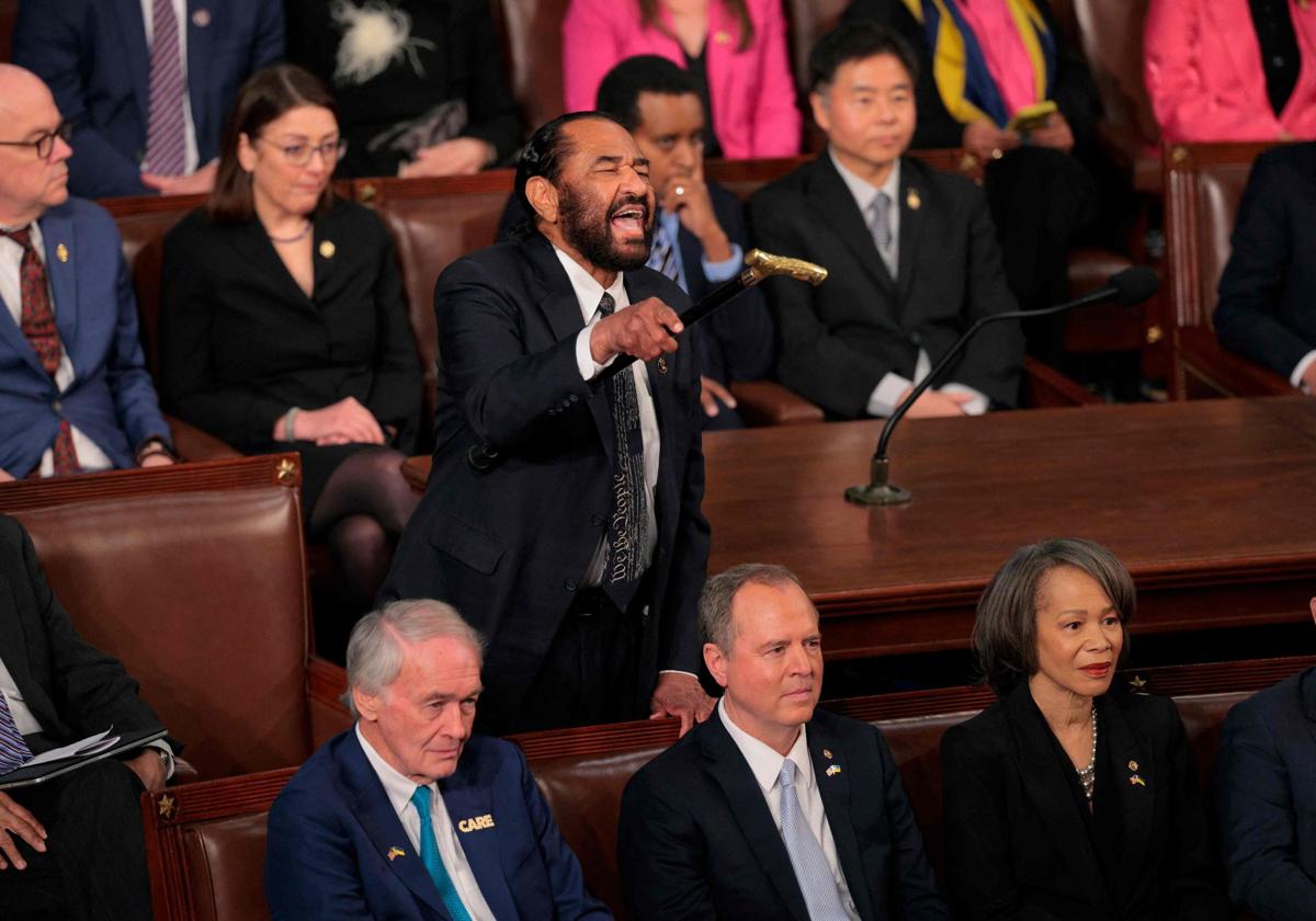 El diputado demócrata, Al Green, increpa al presidente Trump durante su discurso en el Capitolio