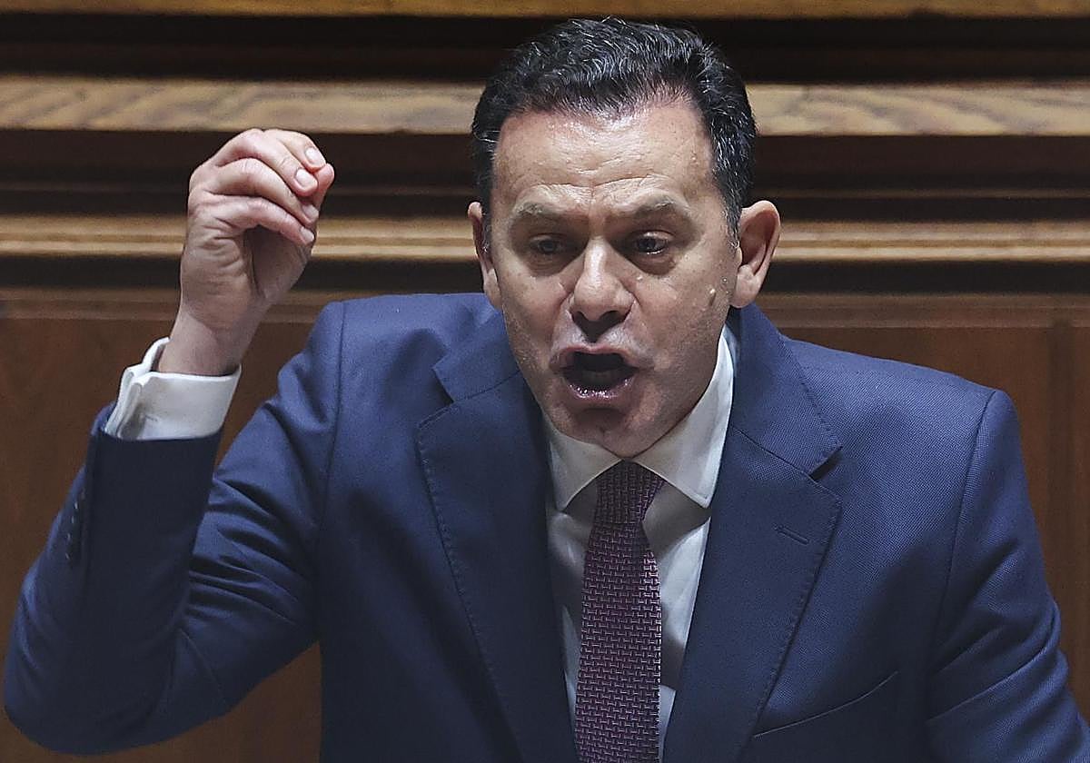 El primer ministro portugués, Luís Montenegro, habla durante el debate de la moción de censura