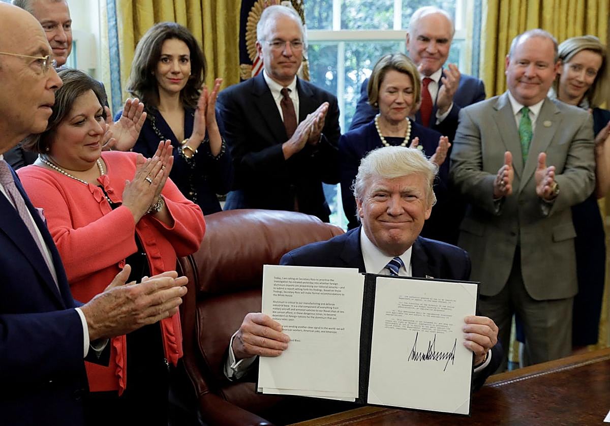 Donald Trump firma aranceles junto a sus aliados en la Casa Blanca