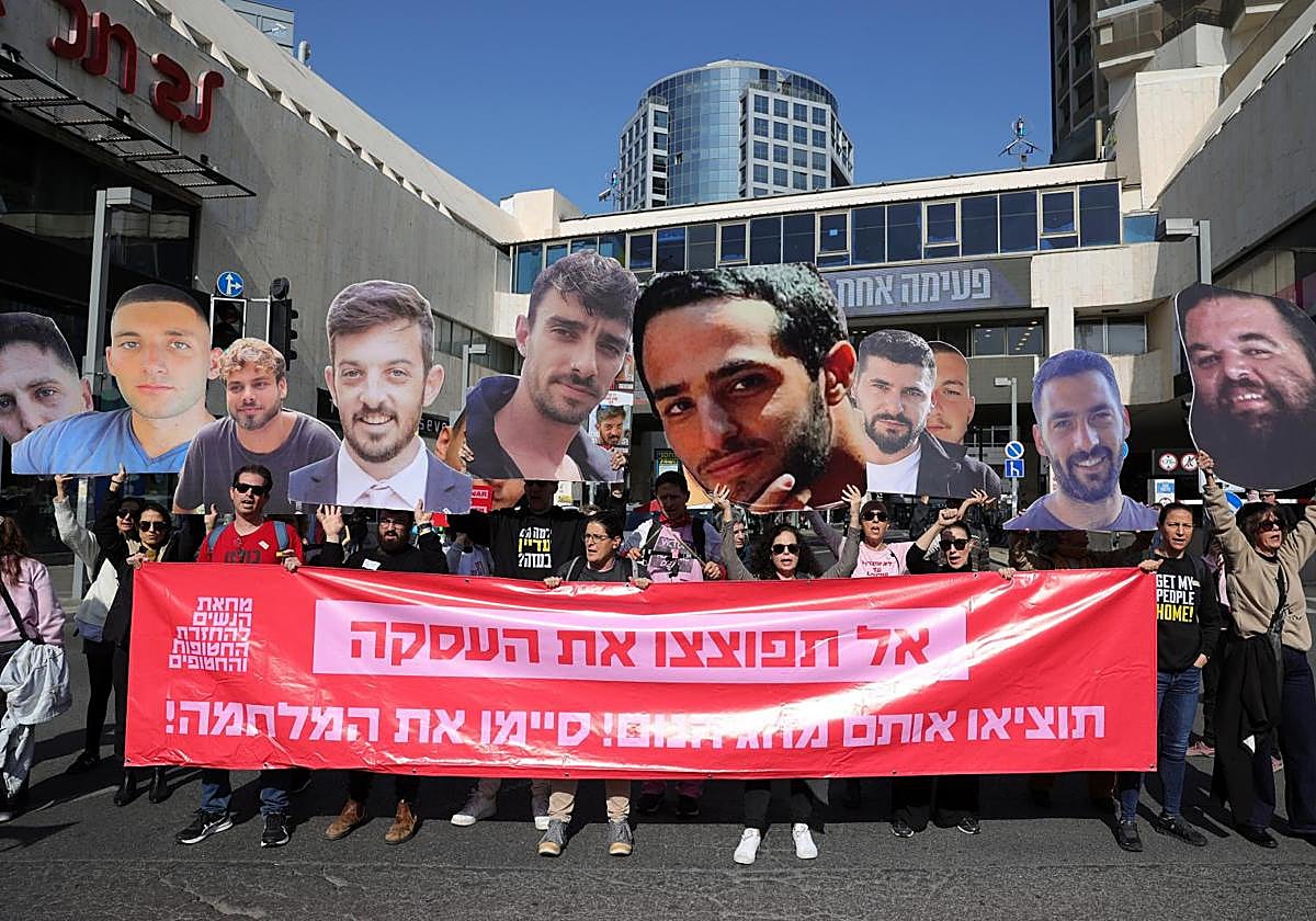 Familiares de rehenes portan una pancarta en la que se lee «¡No reventéis el acuerdo! Sácalos del infierno y termina la guerra!»