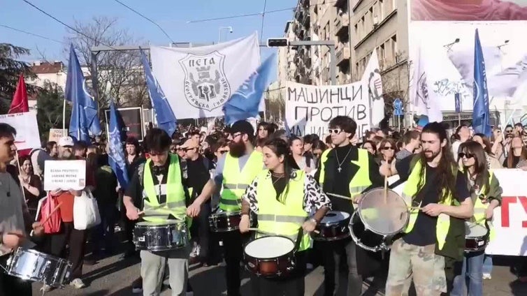 Decenas de miles de personas toman las calles de Serbia en una protesta antigubernamental