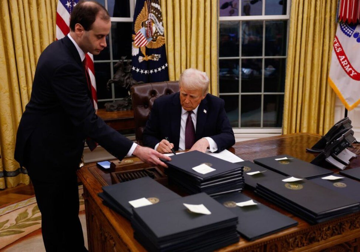 El presidente Donald Trump firmando órdenes ejecutivas tras regresar a la Casa Blanca