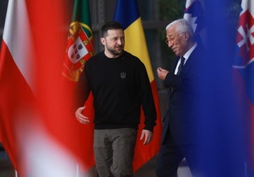 El presidente Zelenski con António Costa, este jueves en Bruselas