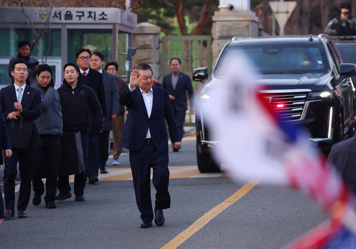 El presidente suspendido de Corea del Sur, Yoon Suk Yeol, al salir de prisión.