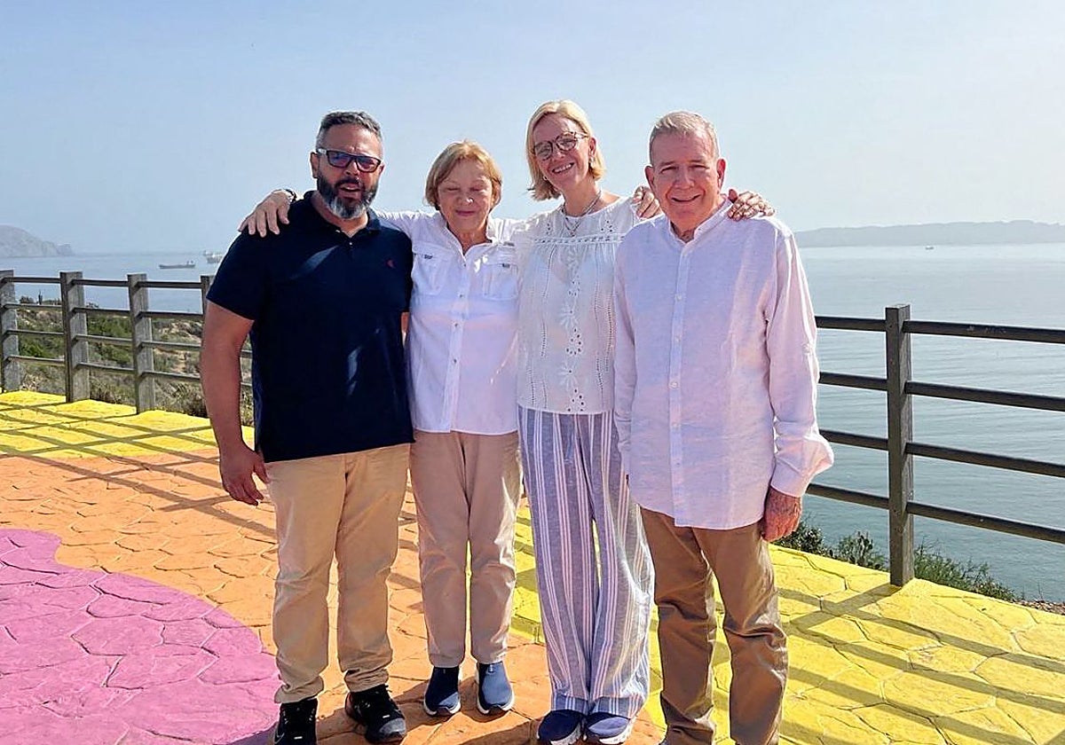 Edmundo González junto a su yerno, Rafael Tudares; su esposa, Mercedes López; y su hija Mariana González