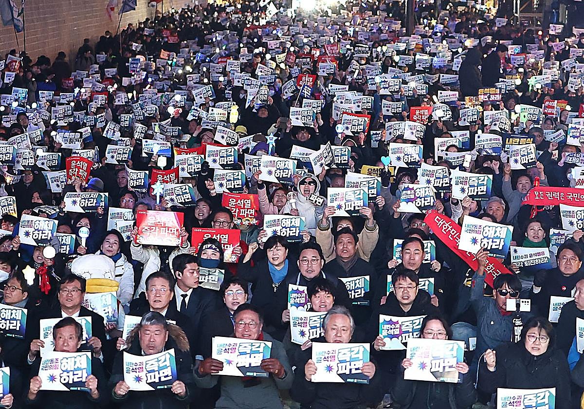 Surcoreanos salen a manifestarse contra el presidente suspendido Yoon Suk-yeol