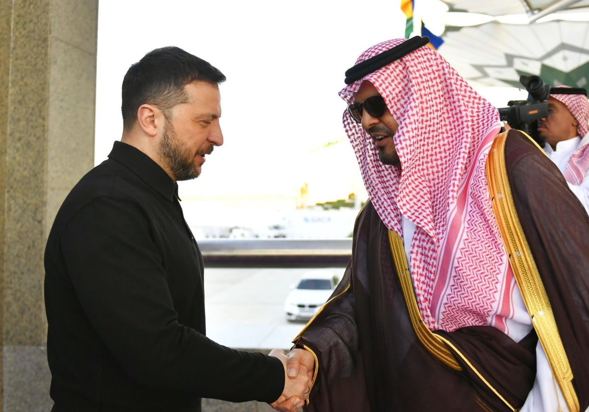 Zelenski es recibido por el príncipe Mishaal bin Abdulaziz Al Saud, vicegobernador de la región de La Meca, a su llegada a Yeda