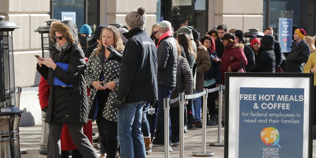 Un juez federal de Estados Unidos ordena a las agencias que vuelvan a contratar a los trabajadores despedidos