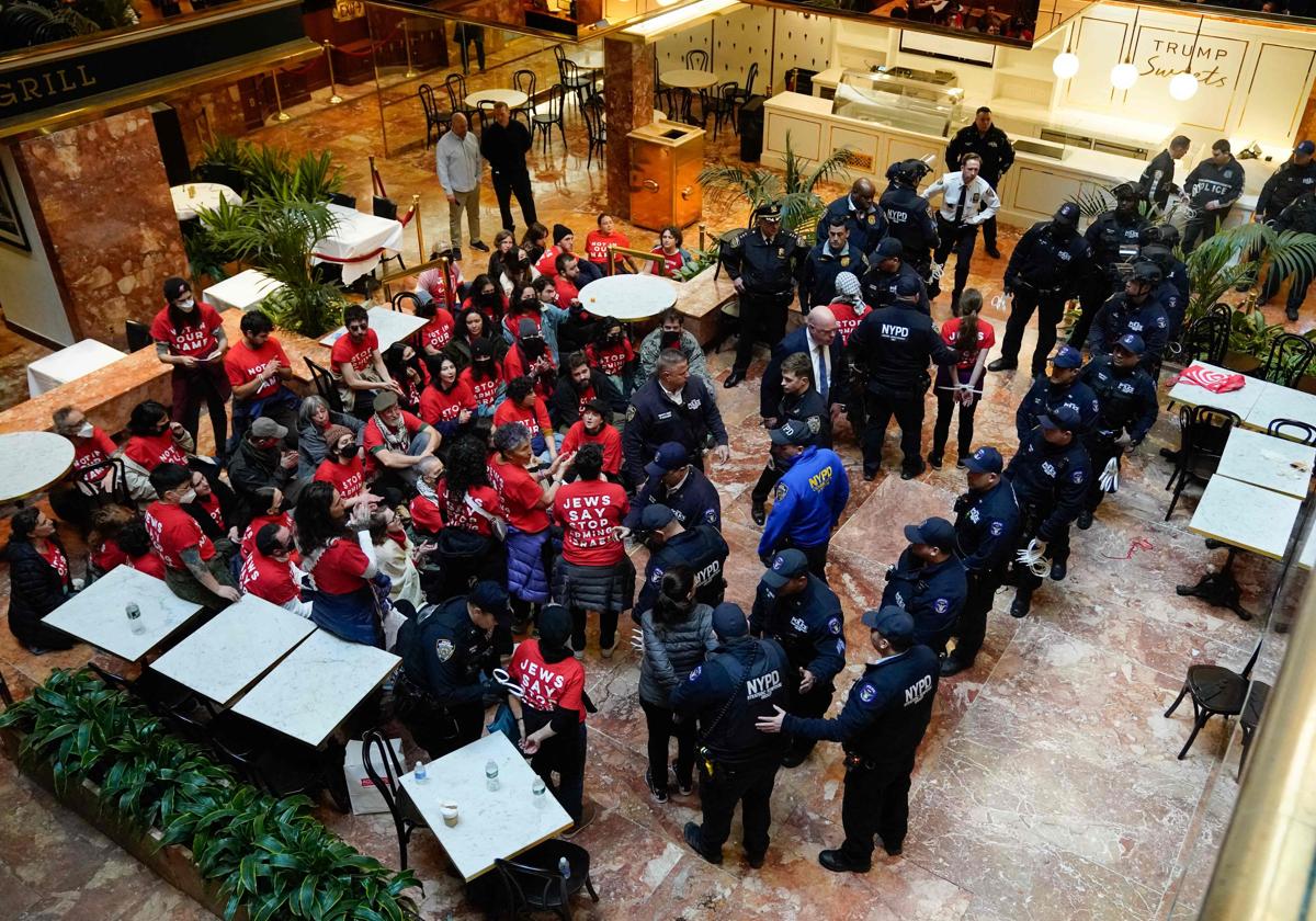 Manifestantes en la Torre Trump