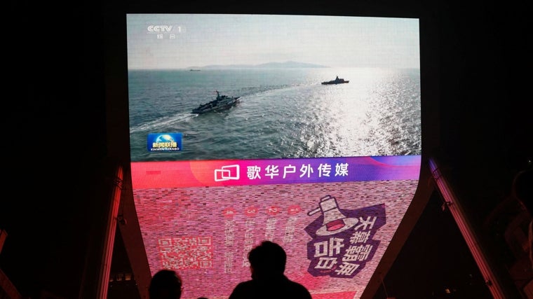 Una pantalla gigante muestra imágenes de noticias de ejercicios militares realizados en el estrecho de Taiwán y áreas al norte, sur y este de Taiwán , por el Comando del Teatro Oriental del Ejército Popular de Liberación de China