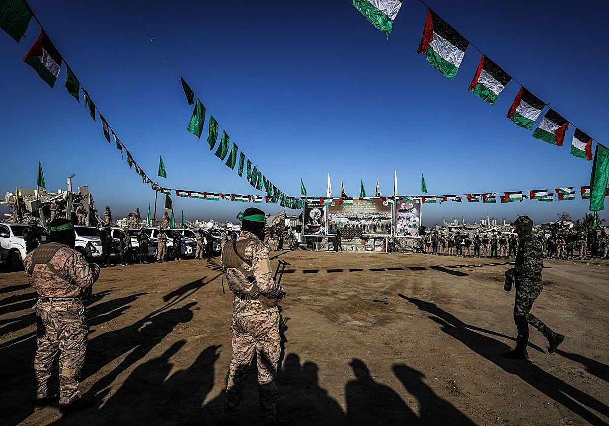 Militantes de Hamás durante la liberación de rehenes