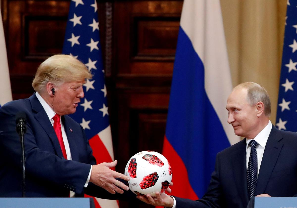 Putin le regala a Trump el 'Telstar' el balón oficial del Mundial de 2018 celebrado en Rusia