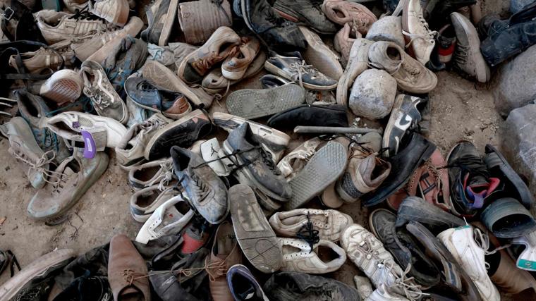 Los zapatos encontrados en el rancho Izaguirre, vinculado al cártel de Jalisco