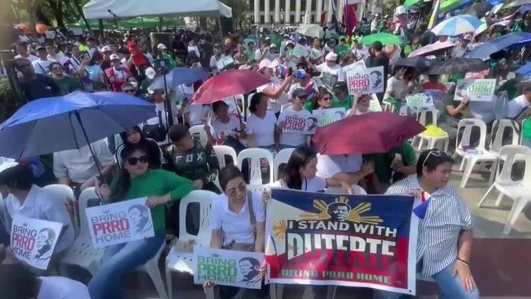Cientos de personas muestran en Manila su apoyo al expresidente Duterte, acusado de crímenes contra la humanidad