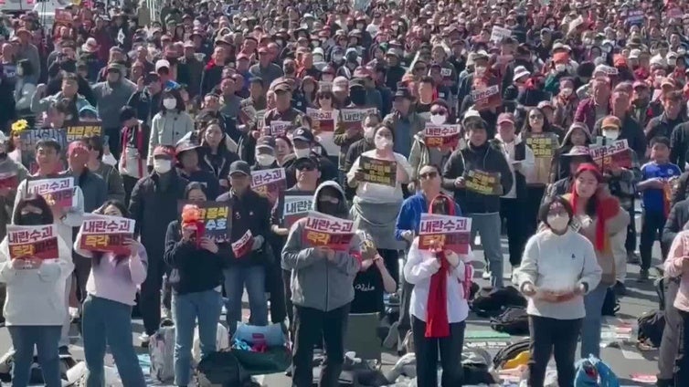 Siguen las protestas a favor y en contra del presidente de Corea del Sur ante el fallo sobre su destitución