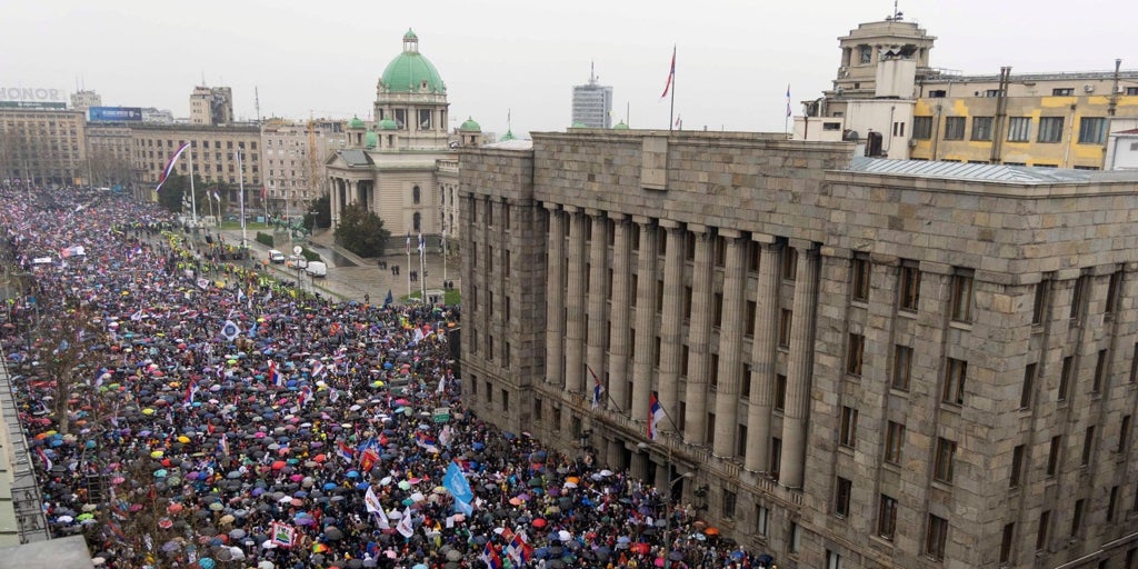 Multitudinaria manifestación en Serbia contra el Gobierno, acusado de corrupción