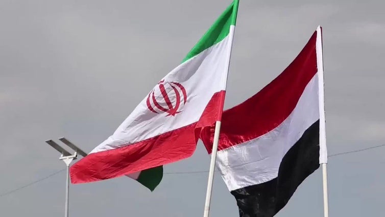 Seguidores de los hutíes protestan en Saná contra los ataques estadounidenses en Yemen