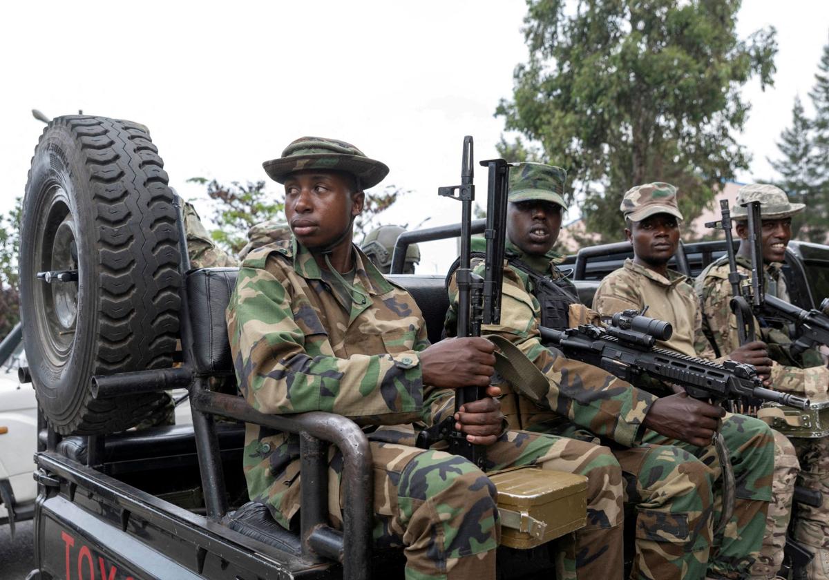 Archivo: Rebeldes del M23 escoltan a las FDLR hasta la frontera con Ruanda para su repatriación tras su captura en Goma
