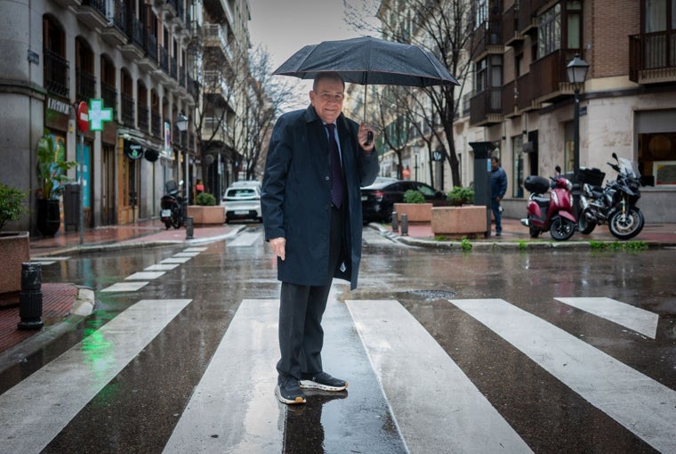 Edmundo González caminando por las calles de Madrid