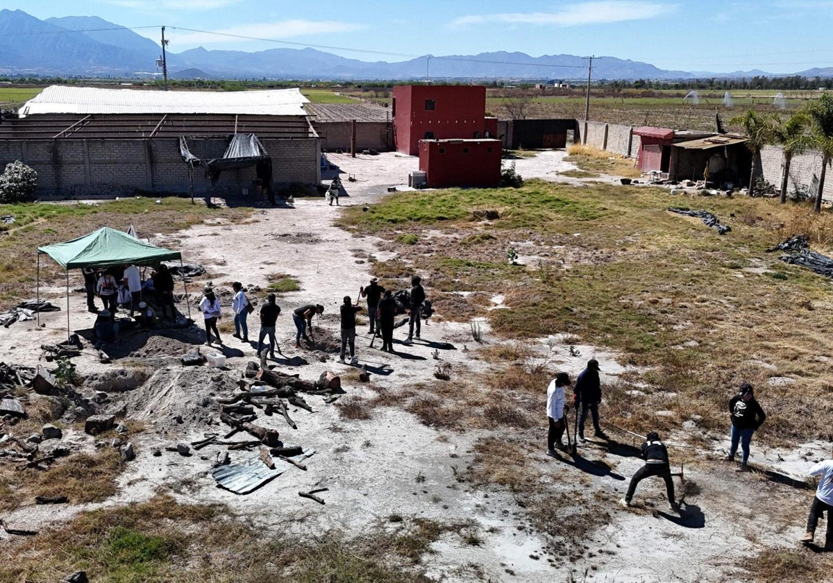 Miembros del colectivo 'Guerreros Buscadores' trabajando en el rancho Izaguirre donde localizaron tres crematorios con restos humanos