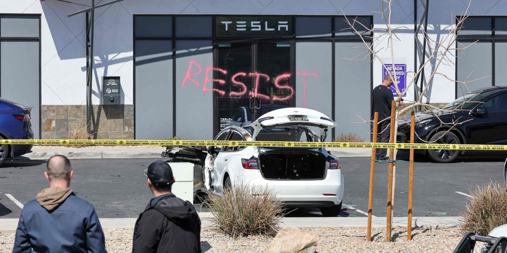 Trump imputa terrorismo doméstico a tres detenidos por atacar a Tesla