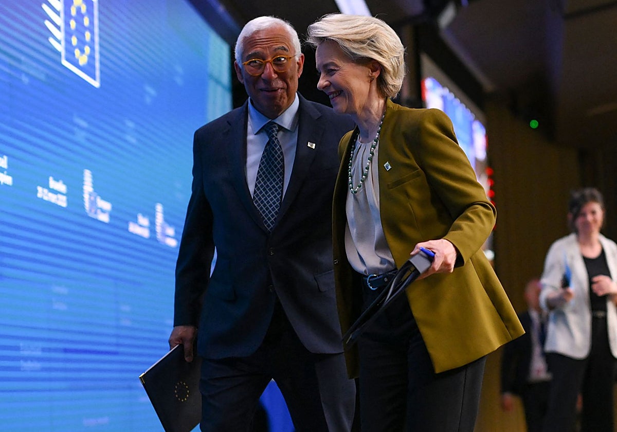 Ursula von der Leyen y Antonio Costa se marchan tras comparecer ante los medios de comunicación tras la Cumbre de la Unión EuropeA