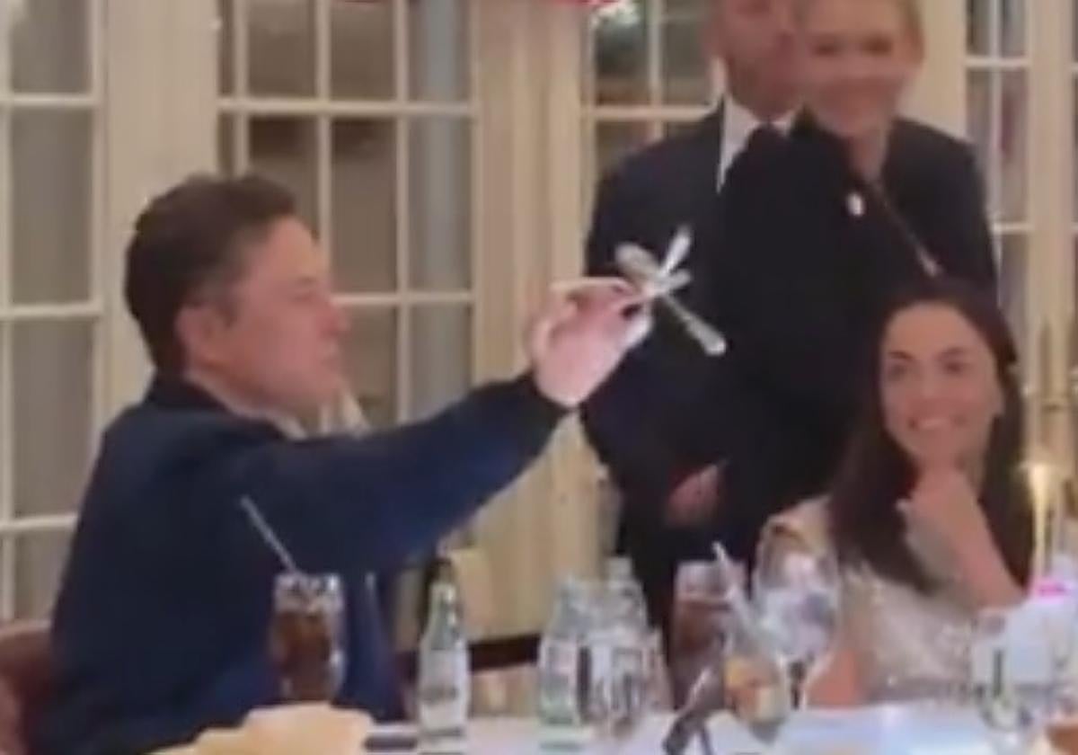 Elon Musk sostiene en equilibrio varios cubiertos