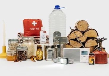 Del pesto de los suecos a las tabletas de yodo de los finlandeses: los imprescindibles de los kits de supervivencia de los distintos países